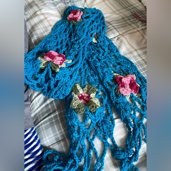 New with Tag/beautiful crocheted, acrylic scarf with flower detail - Picture 3 of 3